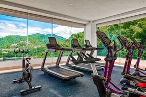 Fitness facility - Exquisite oceanfront condo with amazing pool, balcony & W/D (Puerto Vallarta)