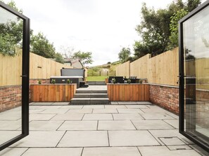 Terrace/patio - Charming Ty Coch in Ruthin (Ruthin)