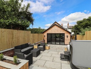 Terrace/patio - Charming Ty Coch in Ruthin (Ruthin)