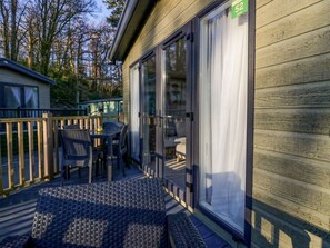 Outdoor dining - Lily Rose Lodge, Cumbria 2 bed (Windermere)