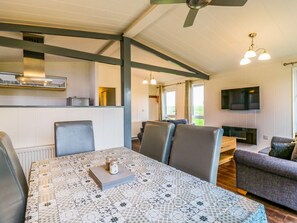 Dining - 3 bed lodge, Ramsey, sleeps 6. (Huntingdon)