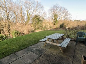 Outdoor dining - Cha Cha's Cottage, Near Whitby (Whitby)