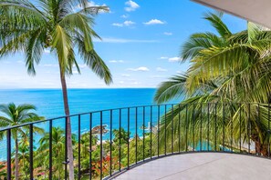 Property grounds - Bright ocean-view 2-story condo near beach with pool, balcony & full kitchen (Puerto Vallarta)