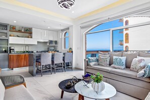 TV - Charming beach apartment with pool and beach access, full kitchen and WiFi (Puerto Vallarta)