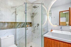 Dusche, Haartrockner, Handtücher