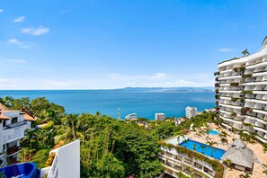 A heated pool - Modern coastal villa with ocean views, pool, WiFi & full kitchen (Puerto Vallarta)