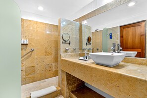 Dusche, Haartrockner, Handtücher