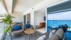 TV - Bright oceanfront condo with balcony, rooftop pool & near Malecon boardwalk (Puerto Vallarta)