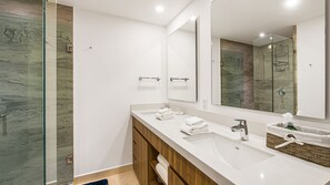 Douche, sèche-cheveux, serviettes fournies