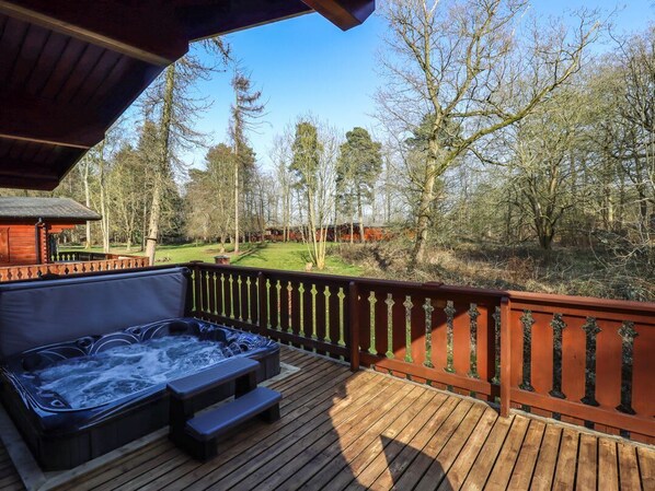 Outdoor spa tub - Forest Lodge, Kenwick Woods (Louth)