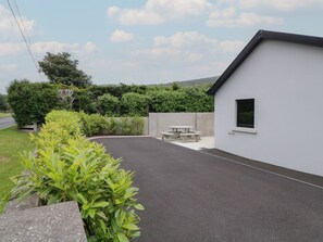 Outdoor dining - Mountain View, Downhill. 1 bed (Limavady)