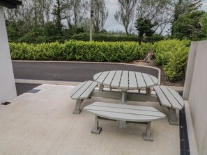 Outdoor dining - Mountain View, Downhill. 1 bed (Limavady)