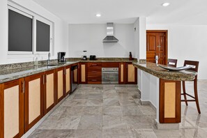 Private kitchen - Stylish oceanview suite with infinity pool, full kitchen & bay-view terrace (Puerto Vallarta)