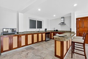 Fridge, microwave, oven, stovetop - Stylish oceanview suite with infinity pool, full kitchen & bay-view terrace (Puerto Vallarta)