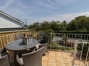 Outdoor dining - Sea View: A Pet-Friendly Gem (Tyn-y-Gongl)