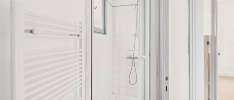 Douche, séchoir à cheveux