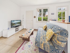 TV - 400 from the beach - House  single storey & garden (Pornic)