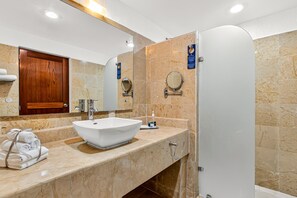 Een douche, een haardroger, handdoeken