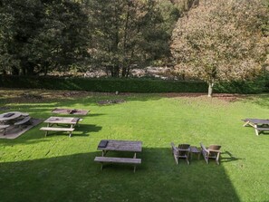 Outdoor dining - Apartment 2, Keswick, Cumbria. (Keswick)