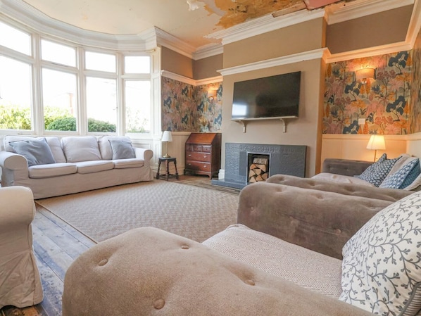 Living area - Avalon Lodge, Bridlington, TV. (Bridlington)