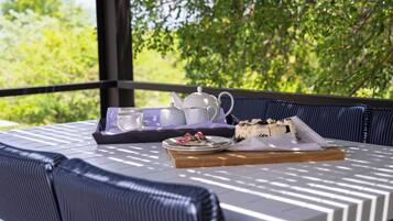 Rumah Mewah, pemandangan kebun | Tempat makan outdoor