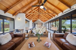 Luxury House, Garden View | Living area