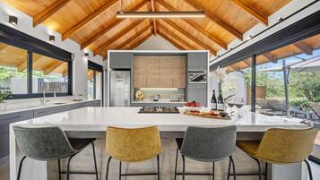 Luxury House, Garden View | Private kitchen