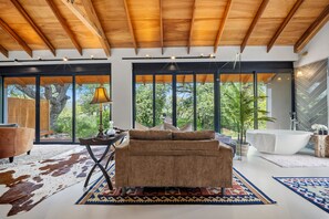 Luxury House, Garden View | Living area - Villa Nsovo (Hoedspruit)