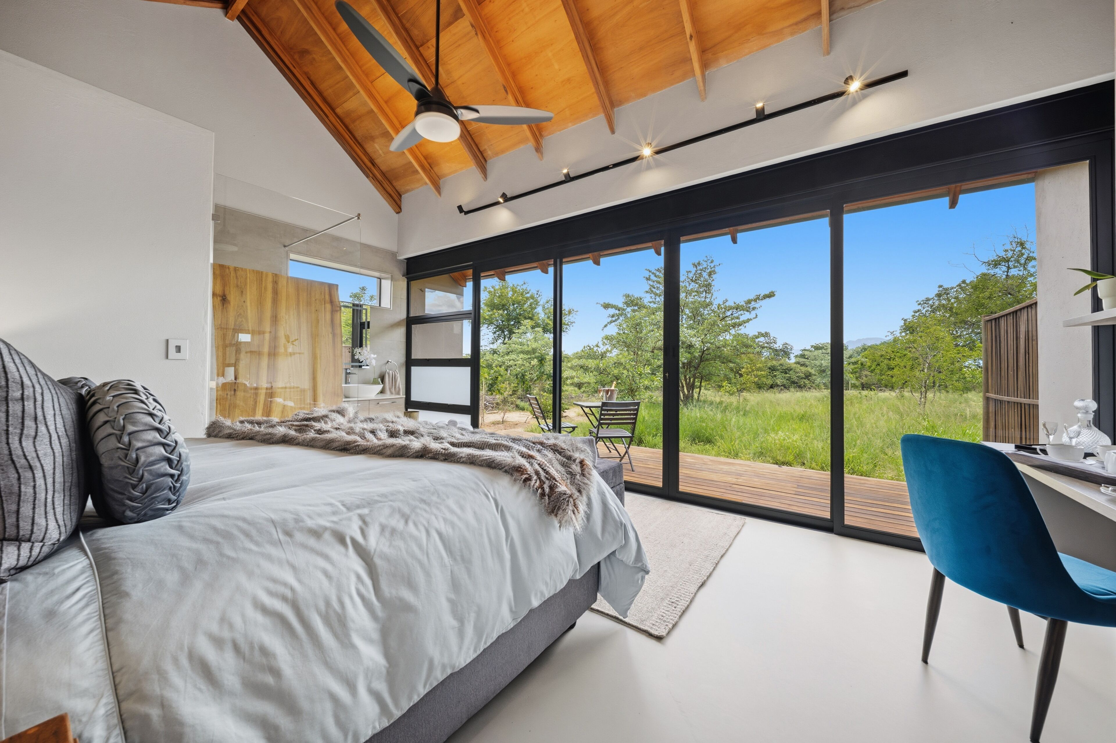 Luxury House, Garden View