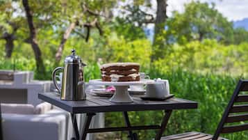 Luxury House, Garden View | Outdoor dining