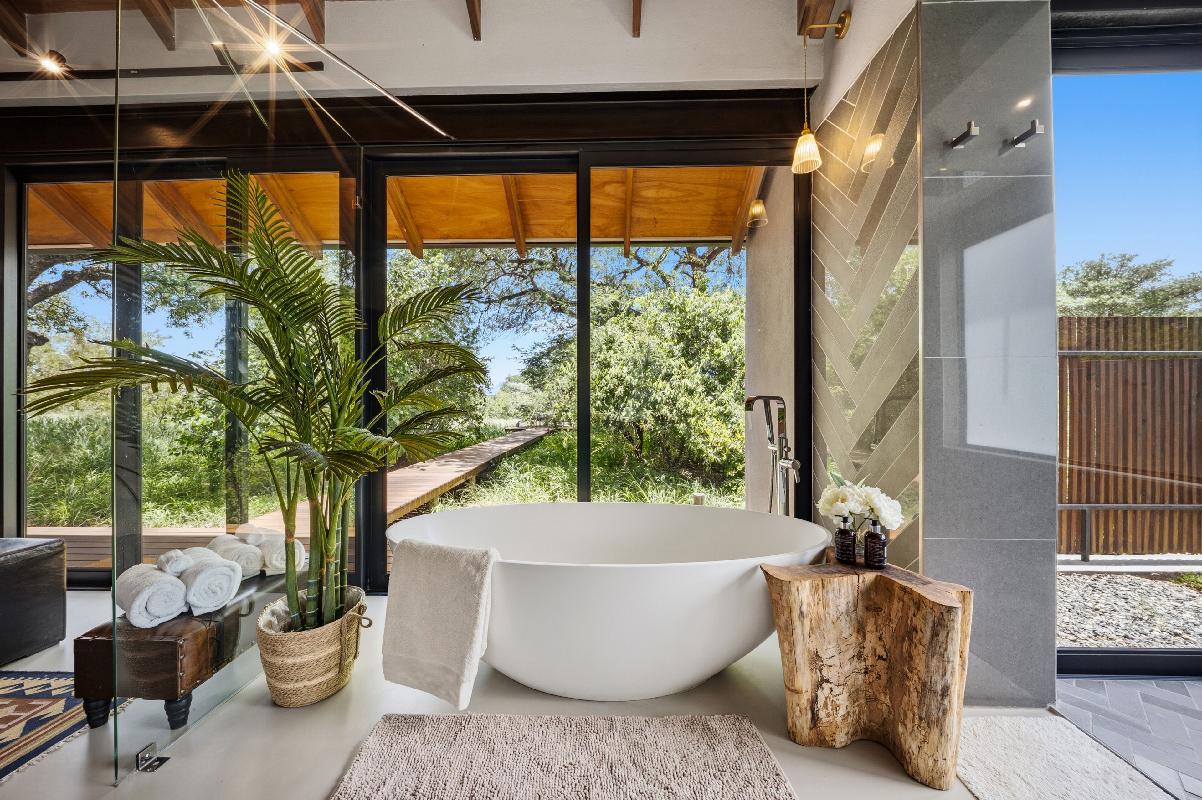 Luxury House, Garden View | Bathroom | Towels, soap, toilet paper