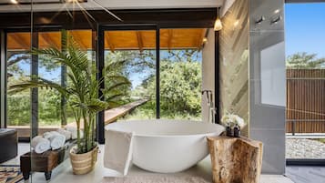 Luxury House, Garden View | Bathroom | Towels, soap, toilet paper