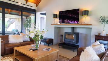 Luxury House, Garden View | Living area