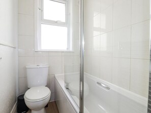 Shower - Charming Sea Ledge Retreat in Tintagel (Tintagel)