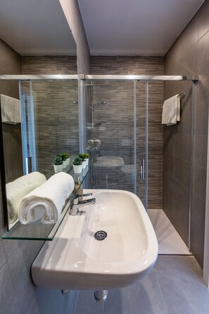 Shower, free toiletries, towels, soap - LIVING EXPERIENCE GRANADA (Granada)