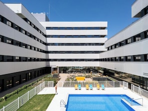 Una piscina al aire libre de temporada