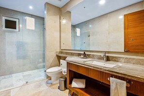 Een douche, een haardroger, handdoeken