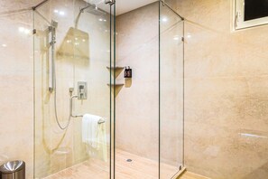 Een douche, een haardroger, handdoeken