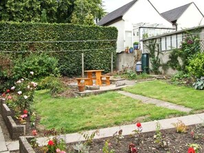Outdoor dining - Matlock Green, Matlock (Matlock)