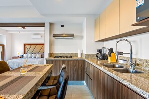 Réfrigérateur, micro-ondes, plaque de cuisson, cafetière/bouilloire