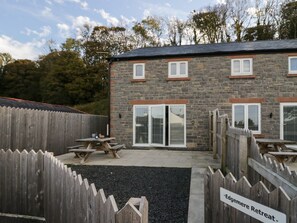 Outdoor dining - Edgemere Retreat Cartmel 2 bed (Grange-Over-Sands)
