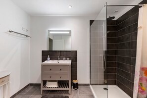 Shower, towels