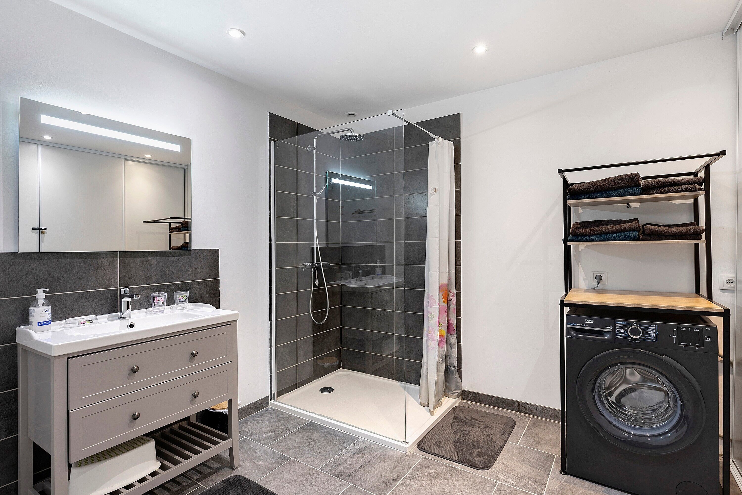 Shower, towels