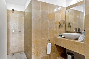Douche, sèche-cheveux, serviettes fournies