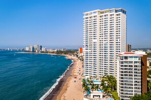 On the beach - Luxury oceanfront apartment with private balcony, rooftop pool & gym access (Puerto Vallarta)