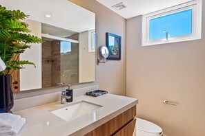 Shower, hair dryer, towels - Luxury oceanfront apartment with private balcony, rooftop pool & gym access (Puerto Vallarta)