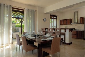 Dining - Peaceful 4-Bedroom Villa / Infinity Pool & Garden View (Bel Ombre)