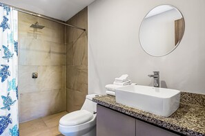 Dusche, Haartrockner, Handtücher