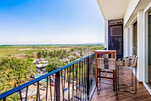 Property grounds - Ocean-view condo in Puerto Vallarta with rooftop pool, fitness room, and balcony (Puerto Vallarta)