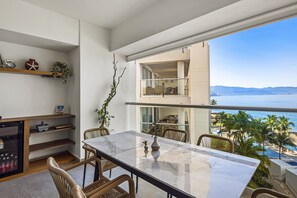 Outdoor dining - Charming condo with beautiful ocean views, pool and vibrant Mexican-style décor (Puerto Vallarta)